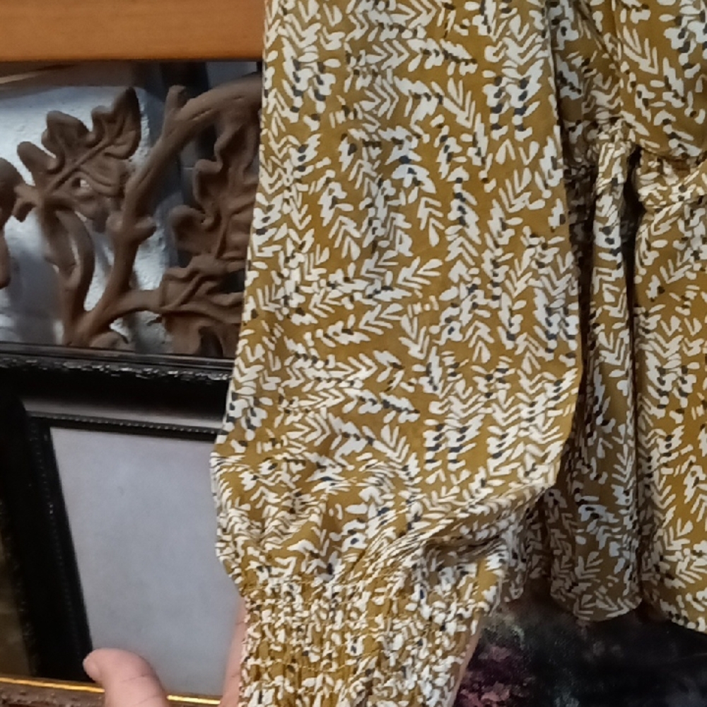 Chic Mustard Patterned Blouse - Picture 7 of 7
